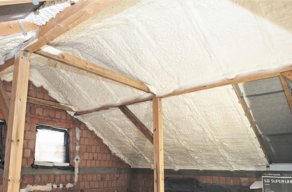 Natryskowa piana PUR użyta do izolacji poddasza domu z cegły