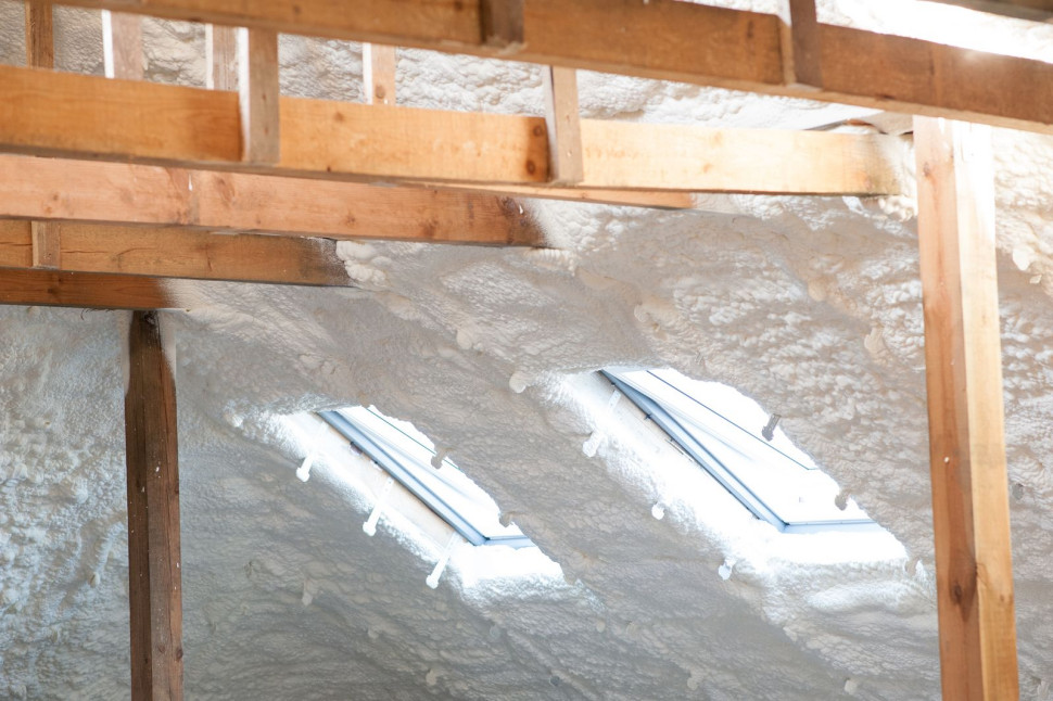 Natryskowa piana PUR umożliwia szczelne wypełnienie każdej izolowanej przestrzeni