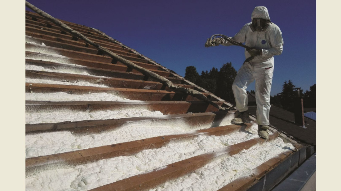 Ocieplenie dachu i ścian pianką Soudafoam SPF: efektywne i trwałe izolacje dla twojego domu