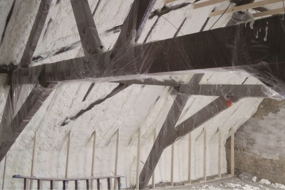 Izolacja termiczna poddasza od wewnątrz metodą natrysku pianki SPF. fot. Soudal