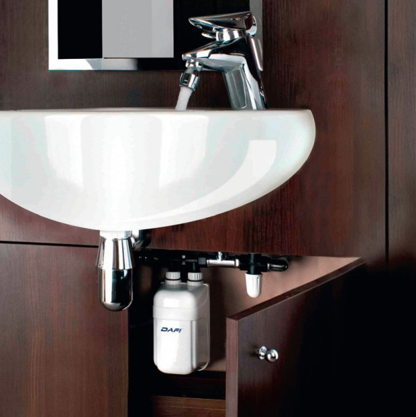 Mały podgrzewacz przepływowy można zamontować pod umywalką