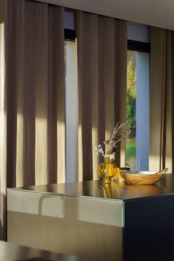 Zasłony są ważnym elementem dekoracyjnym, a dzięki inteligentnym rozwiązaniom od Somfy są także wygodne w obsłudze i pozwalają na łatwą kontrolę ilości światła