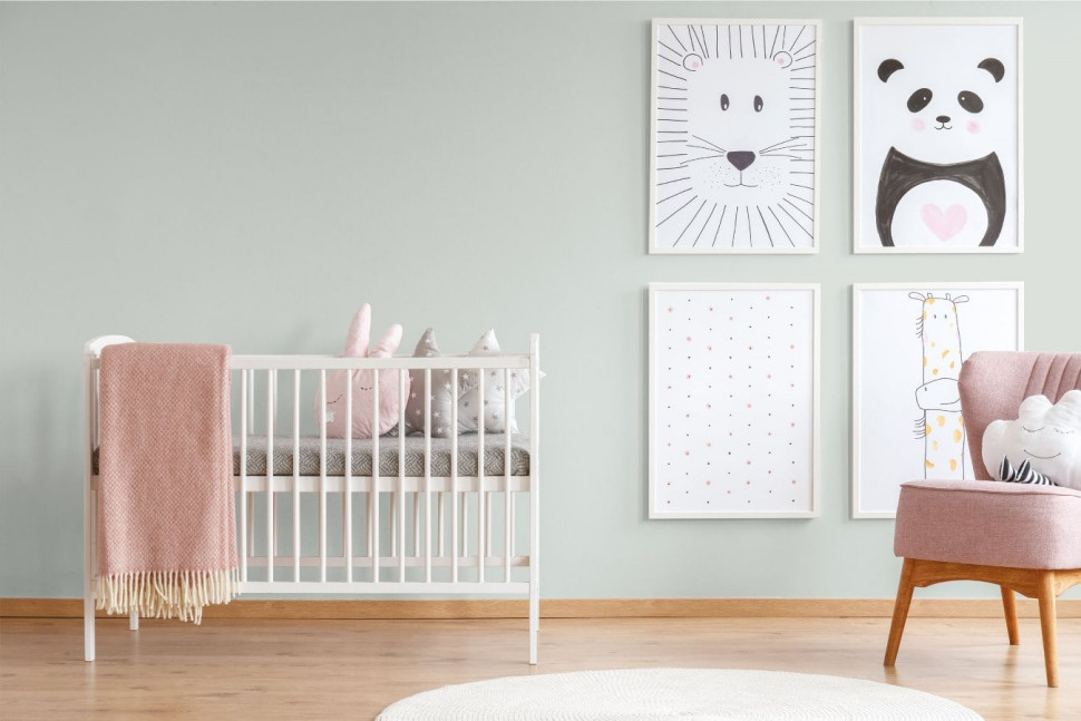 Ściana pokryta farbą w odcieniu Lekko Szary od Dekoral