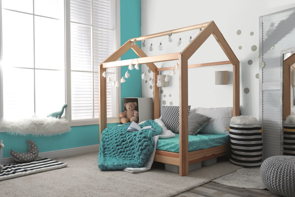 Turkus na jednej ze ścian będzie efektywnie kontrastował z subtelnym odcieniem Skandynawska Szarość z kolekcji Moc Koloru marki Dekoral