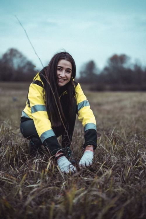 Pracownicy Cemex Polska sadzą drzewa za każdą wypełnioną przez klientów ankietę