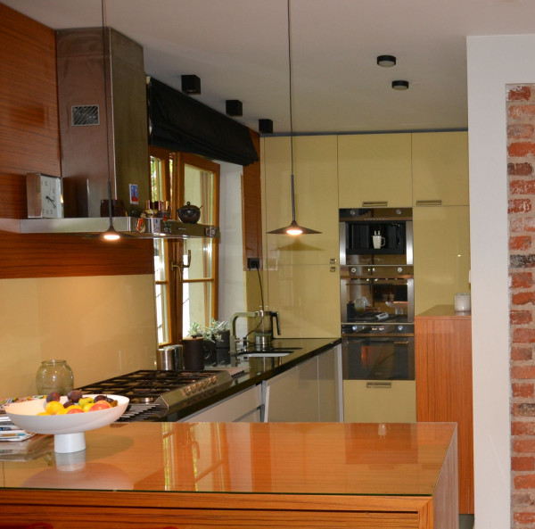 W trakcie drugiego remontu, zbudowano półwysep, zabudowę U z szafkami wykonanymi z lakierowanego MDF-u, granitowe blaty oraz zamontowano markowe urządzenia AGD.