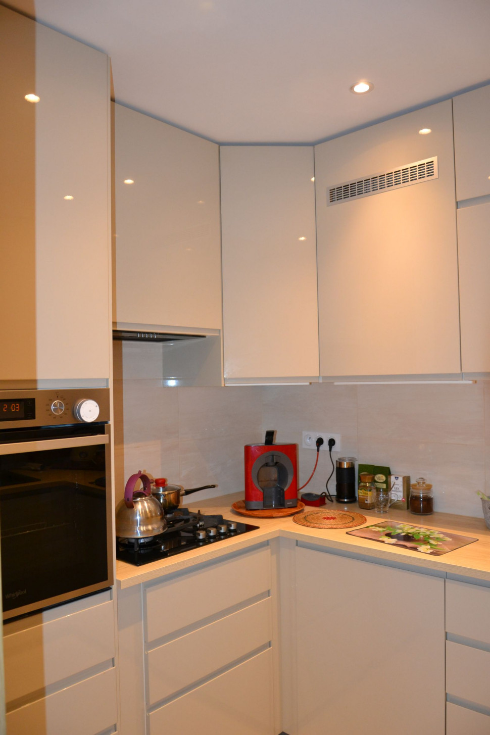 Kuchnia została powiększona, wstawiono energooszczędne AGD i systemowe meble (do sufitu)