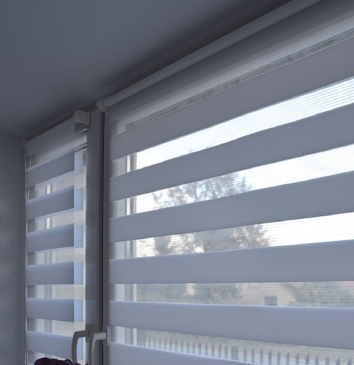 W trakcie generalnego remontu, wstawiono nowe okno, rolety typu dzień-noc