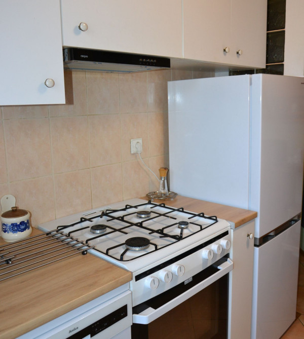 Kuchnia gazowa szerokości 60 cm, nad nią płaski okap (poprzednio kuchnia 50 cm, okap tradycyjny)