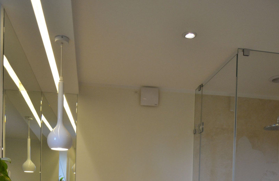 Zmodernizowano oświetlenie na ledowe (halogeny i taśma nad lustrem)