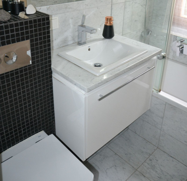 Podwieszany sedes ulokowano przy umywalce (na podwieszanej szafce)