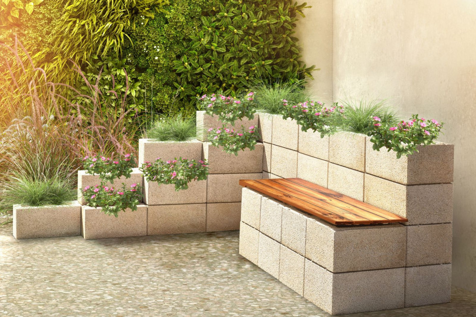 Bloczki betonowe można wykorzystać jako fundament dla ławeczki ogrodowej