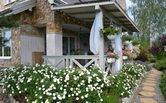 Prowansalski relaks: jak stworzyć wyjątkową jadalnię na tarasie