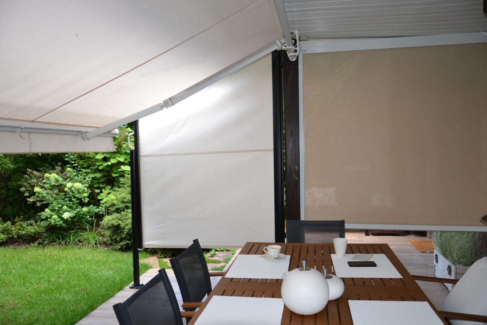 Ręczną markizę zastąpili elektryczną, z czujnikiem wiatru, pilotem, z jasnej tkaniny