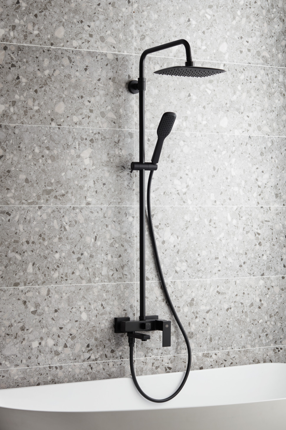 Deszczownia z baterią natryskową i składaną wylewką wannową Logon Black