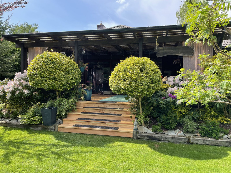 Schody ogrodowe wykończone deskami