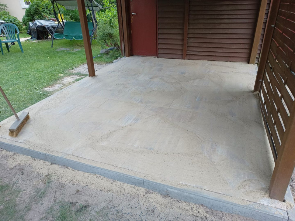 Podłoga z płyt betonowych (widok zaraz po realizacji), ułożonych metodą na sucho, jest lepsza od drewnianej