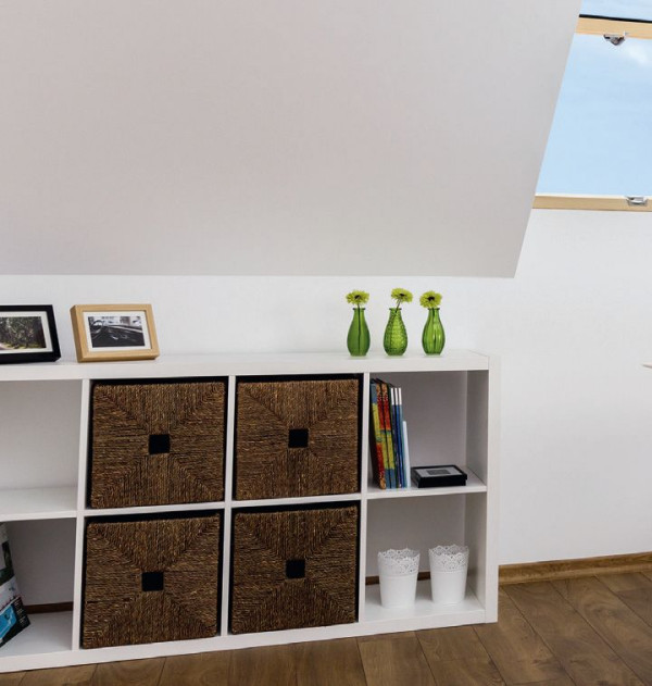 Niska komoda ustawiona przy ściance kolankowej