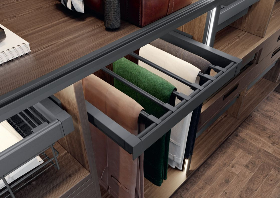 Wieszaki na spodnie w garderobie