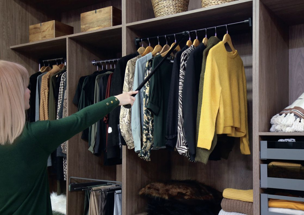 Wygodny dostęp do wiszących ubrań w garderobie za pomocą pantografu 