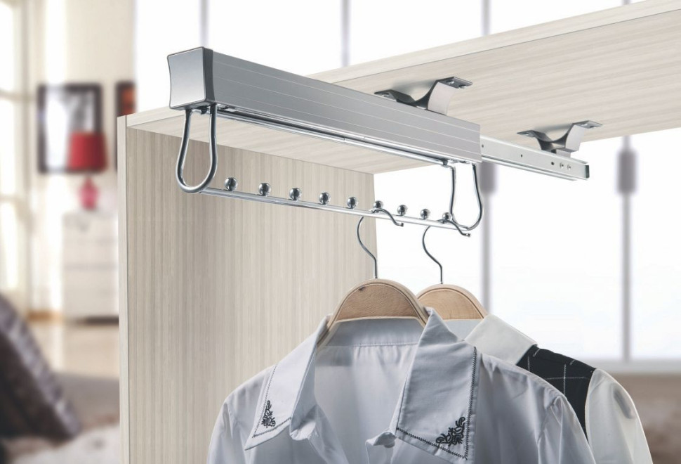 Wysuwane drążki poprzeczne zapewniają łatwy dostęp do ubrań wiszących w głębi szafy