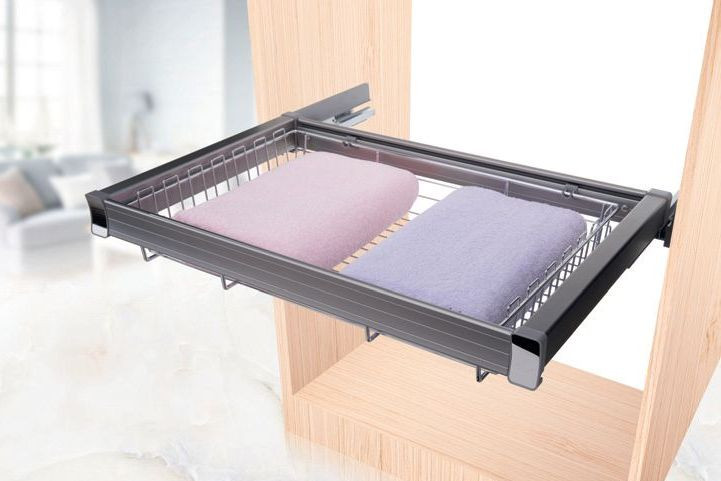 Wysuwany podest, np. na ręczniki praktycznym wyposażeniem garderoby