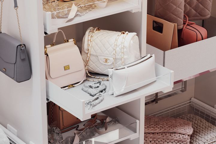 Szuflada z przeszklonym frontem w garderobie