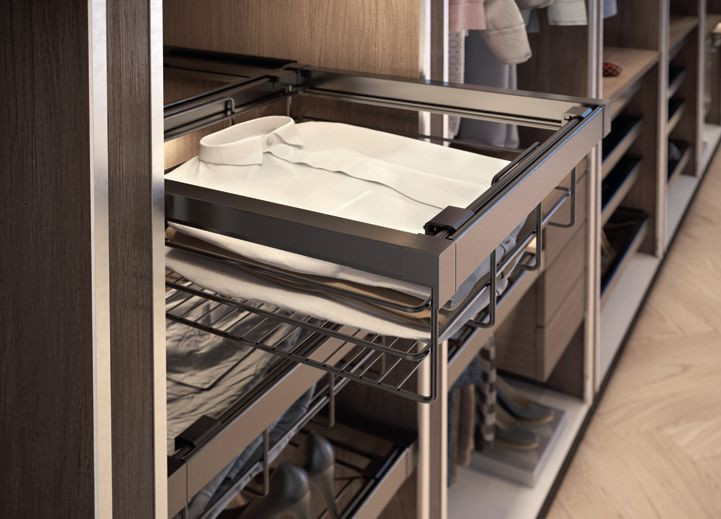 Kosze metalowe do przechowywania złożonych ubrań w garderobie