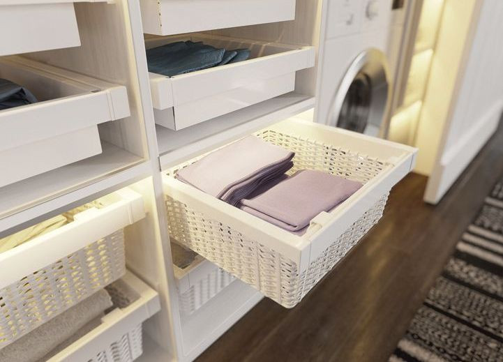 Kosze rattanowe na ubrania w garderobie