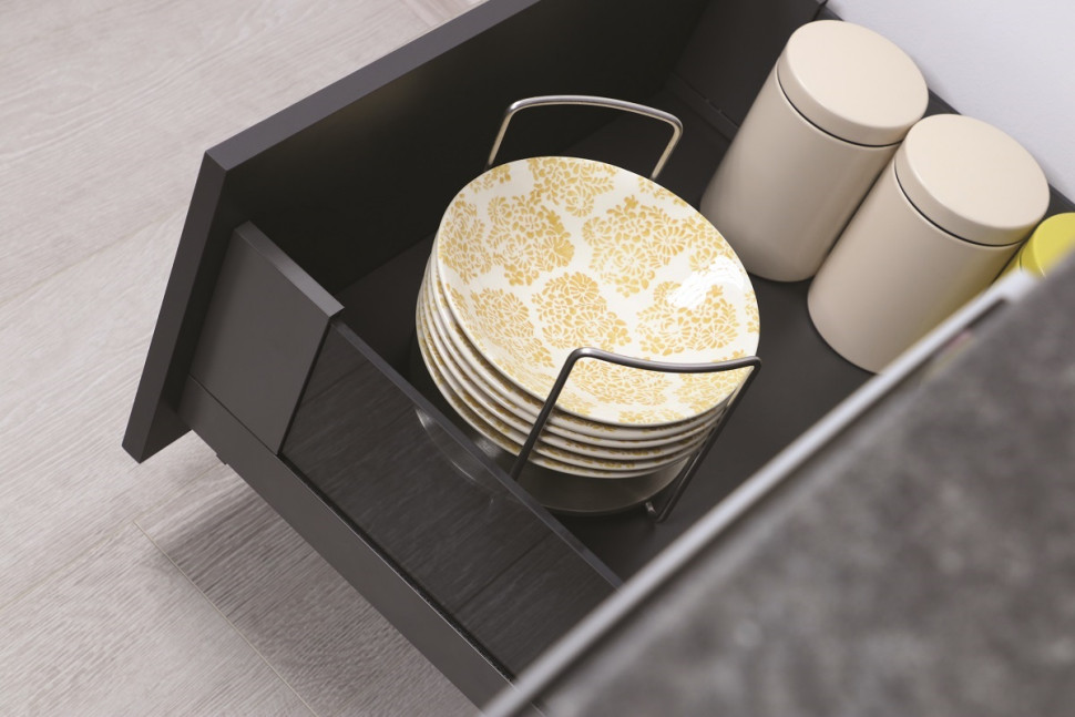 Sporym ułatwieniem są też sprytne rozwiązania, takie jak np. uchwyty na talerze.