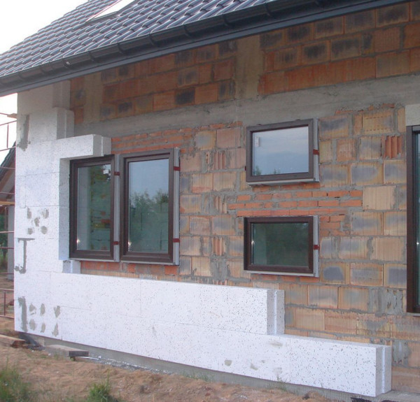 Obecnie standardem jest ocieplenie grubości 15-25 cm, natomiast w wielu starych domach nie ma go wcale