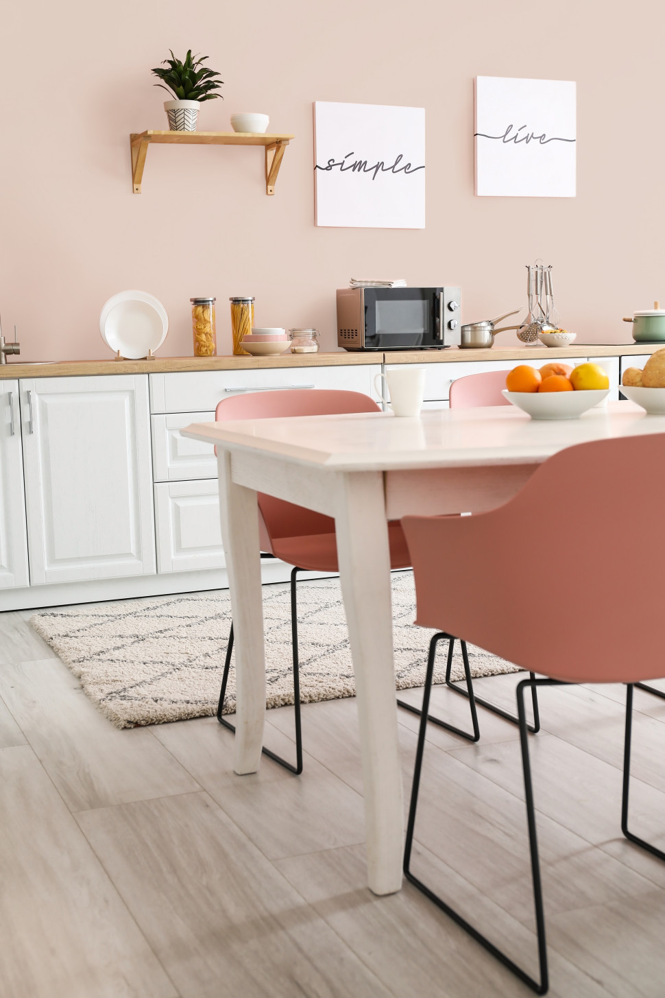 Różowy brzoskwiniowy to połączenie dwóch ciepłych tonów owocowych