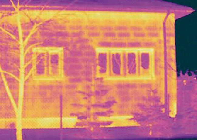 Widok przez kamerę termowizyjną na elewację domu