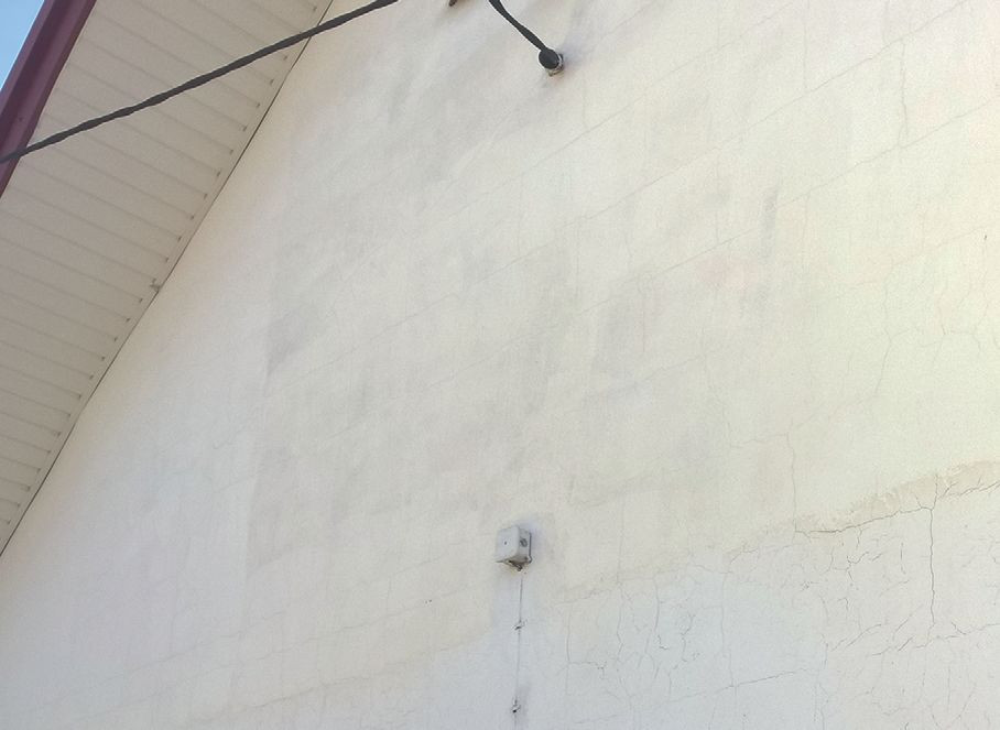 Popękana powierzchnia tynku na elewacji