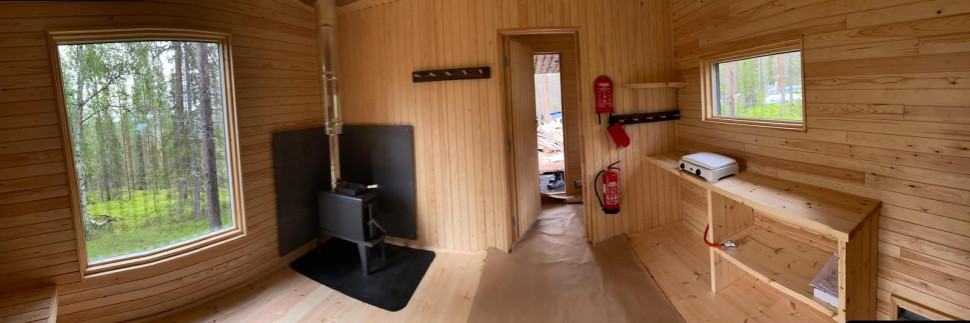 Wnętrze fińskiego domu autiotupa z przeszkleniami bezpiecznymi dla ptaków