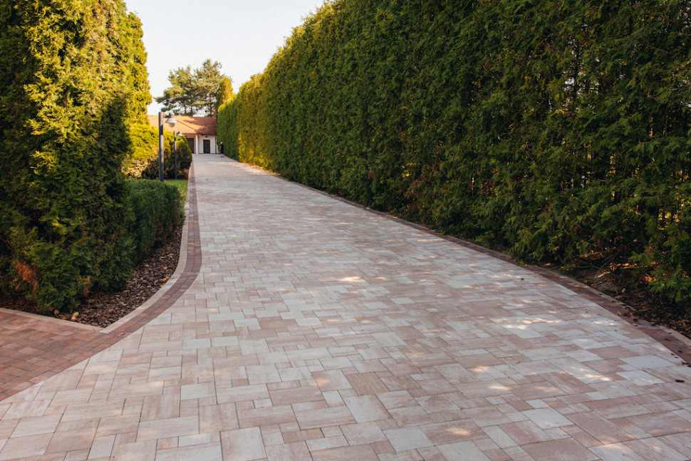 Kostka Commix w odcieniach ciepłych brązów.