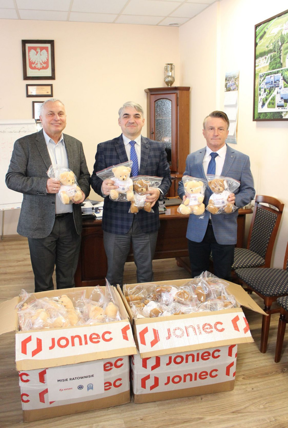 Mieczysław Joniec, właściciel firmy JONIEC®, po raz kolejny przekazał na ręce Dyrektora Szpitala Powiatowego w Limanowej Pana Marcina Radzięty wyjątkowe pluszaki nazwane ,,Misie Ratownisie”.