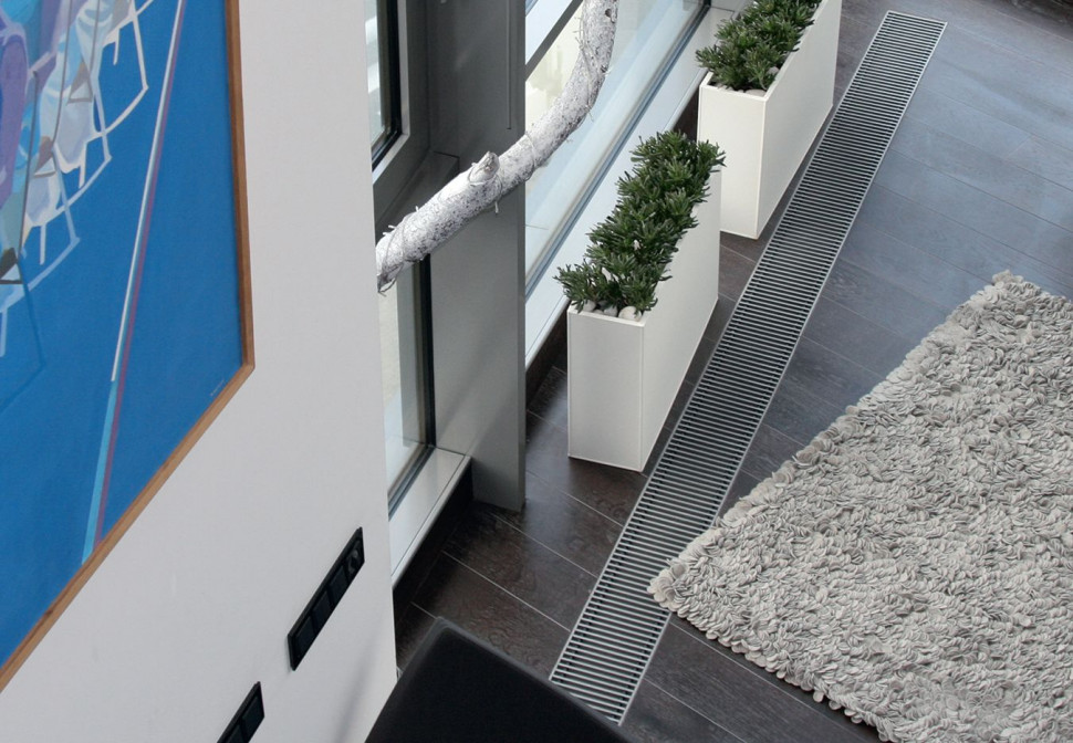 Grzejniki kanałowe najczęściej są wąskie i długie, planuje się je wzdłuż przeszkleń