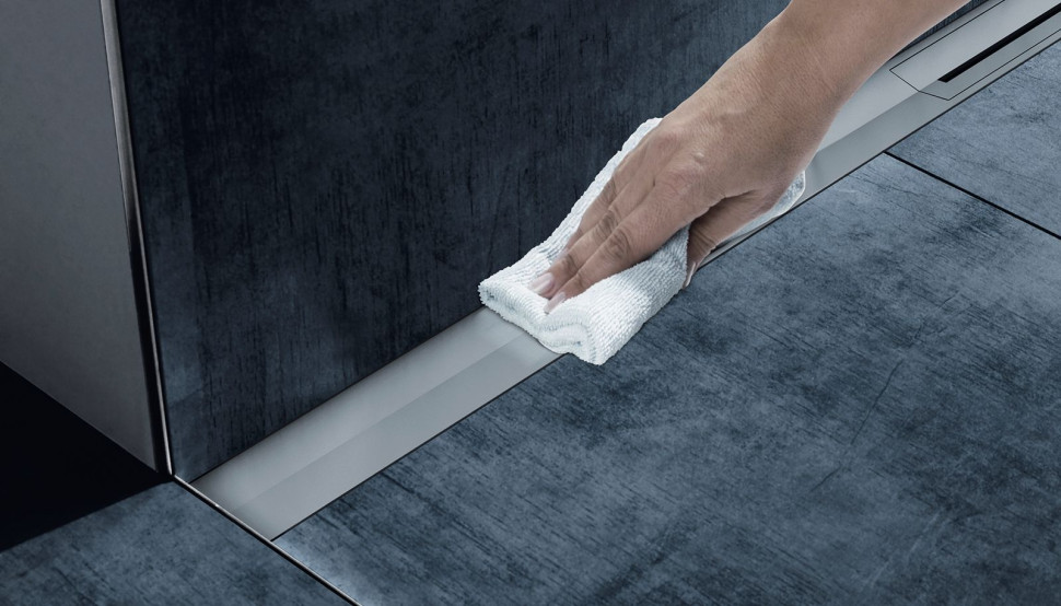 Przecieranie maskownicy miękką szmatką z delikatnym detergentem