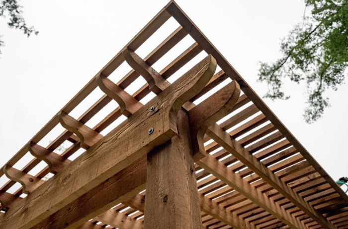 Drewniane zadaszenie tarasowe typu pergola