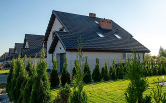 Jakie są najczęstsze zagrożenia dla dachu i jak się przed nimi zabezpieczyć?