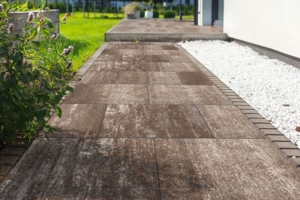 Nawierzchnia Polbruk MultiComplex na chodniku wokół domu