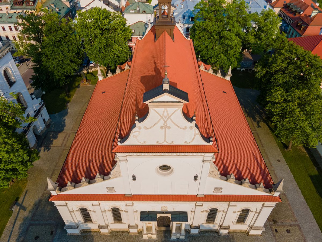 Dachówka SINFONIE na dachu zabytkowej katedry w Zamościu