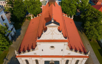 Dachówka SINFONIE na dachu zabytkowej katedry w Zamościu