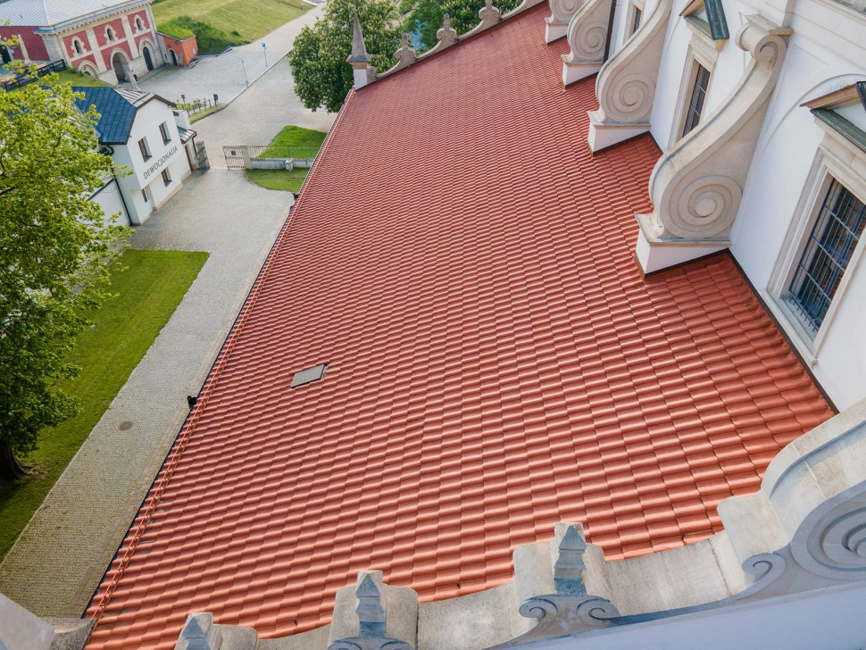 Dachówka SINFONIE na dachu zabytkowej katedry w Zamościu