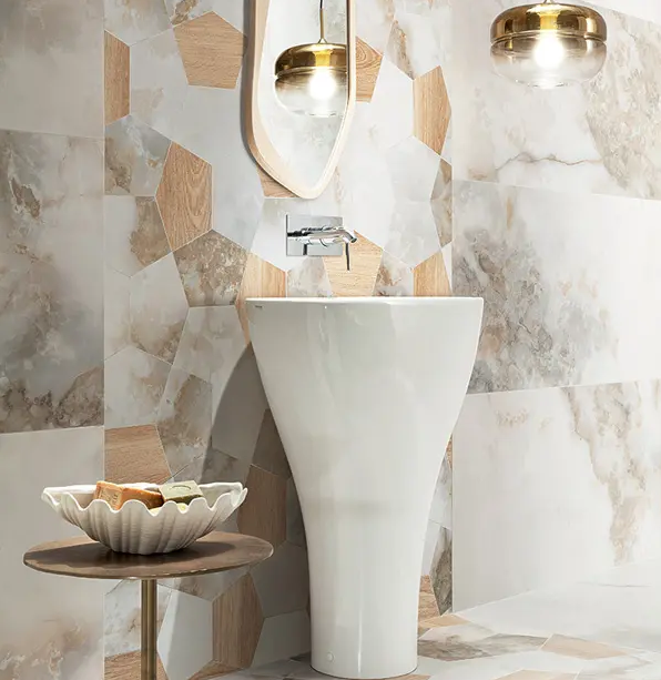 Lustra o ozdobnych ramach, stylowe lampy sufitowe stanowią doskonałe uzupełnienie wystroju.