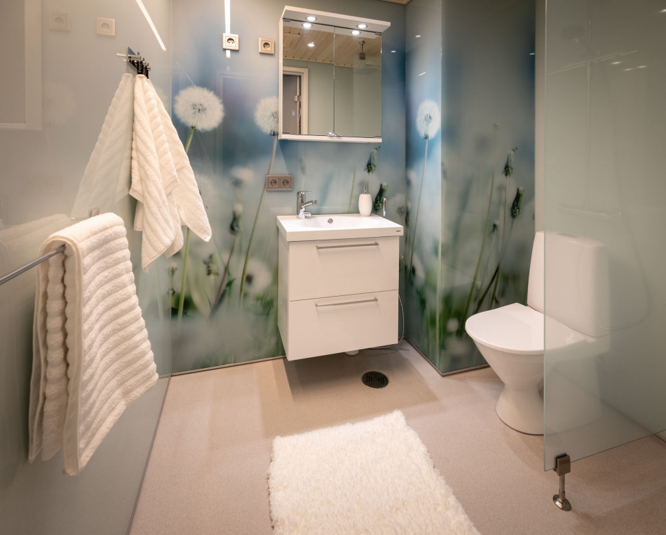 Szklane panele pomagają w realizacji założeń Biophilic Design we wnetrzach