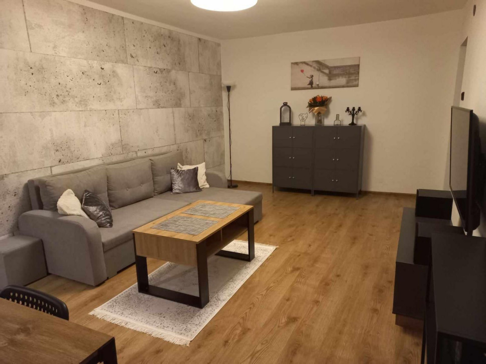 Na jednej ścianie ułożono tapetę imitującą betonowe płyty