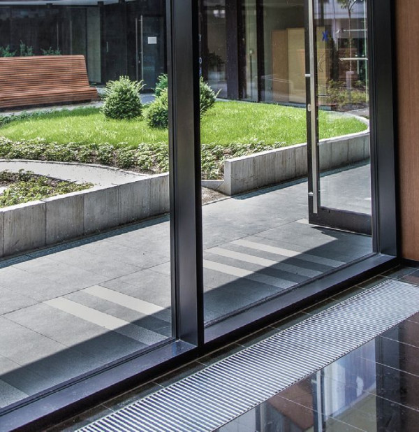 Grzejniki kanałowe najlepiej zaplanować pod dużymi przeszkleniami