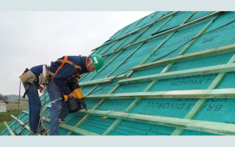 Długotrwała budowa domu: Jak zadbać o dach w trakcie opóźnień?